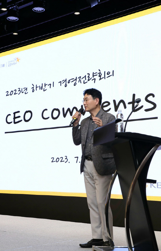 지난 7일 서울 강북구 파라스파라에서 열린 2023년 하반기 경영전략회의에 참석한 이창권 KB국민카드 사장이 임직원 대상으로 강연하고 있다. (사진=KB국민카드)